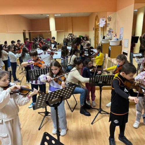 Aula de música con niños y profesoras