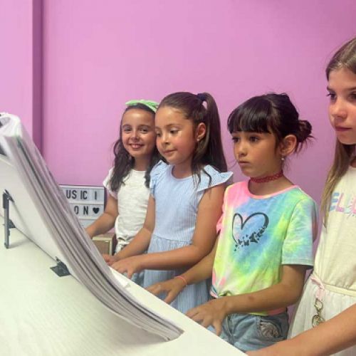 Niñas practicando solfeo