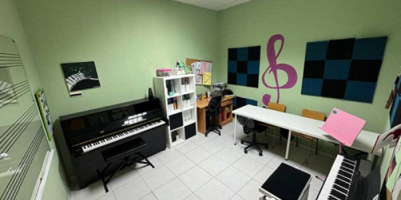 Aula con piano y teclado para clases