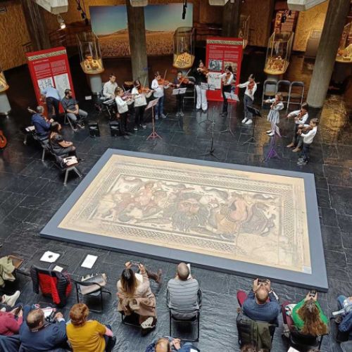 Concierto en el museo alrededor de un mosaico romano