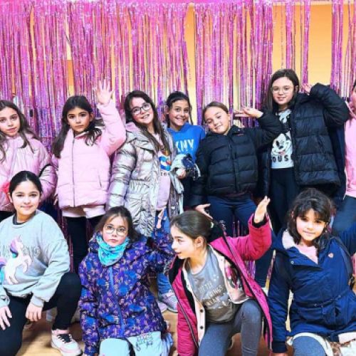 Grupo de baile de chicas jóvenes