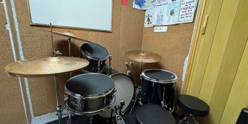 Aula con batería completa para practicar