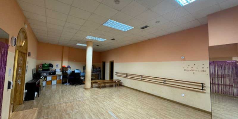Salón de danza con espejo y barra