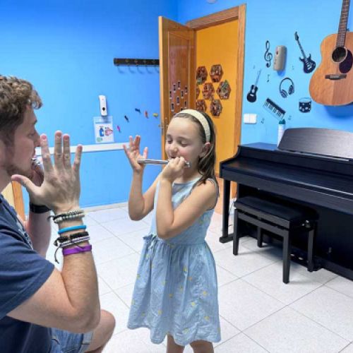 Niña flautista con su profesor