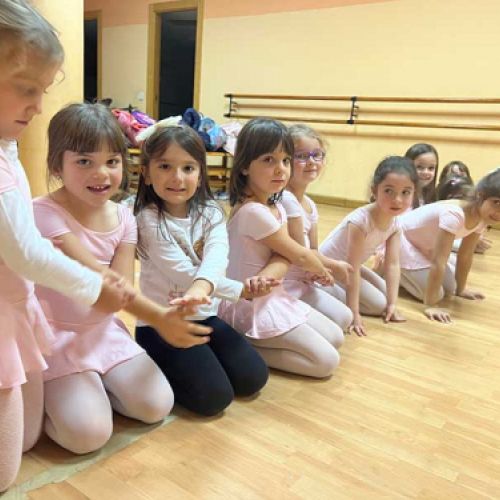 Niñas con maillot en clase de danza