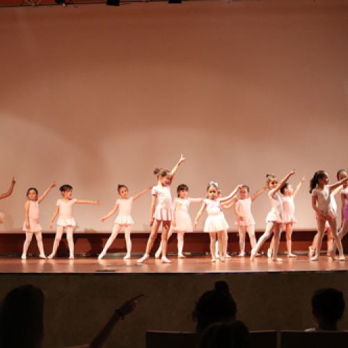 Actuación de ballet de niñas en el auditorio