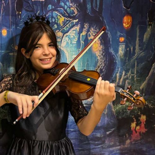 Niña posando con violín
