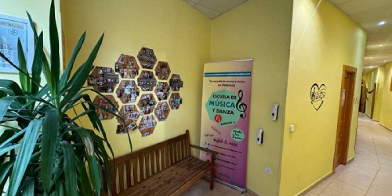 Entrada y pasillo de escuela de música
