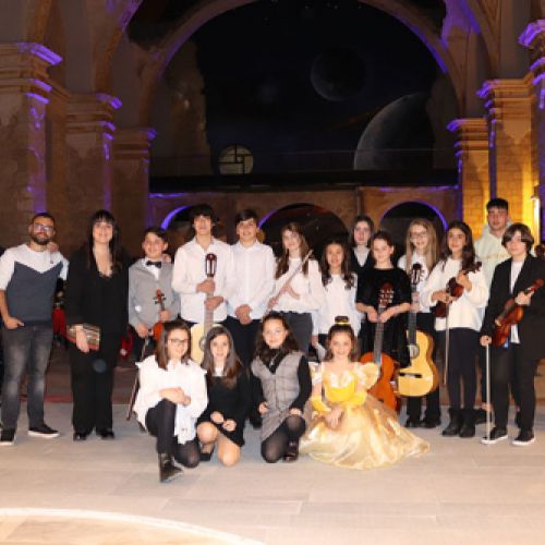 Concertistas adultos y pequeños en el auditorio